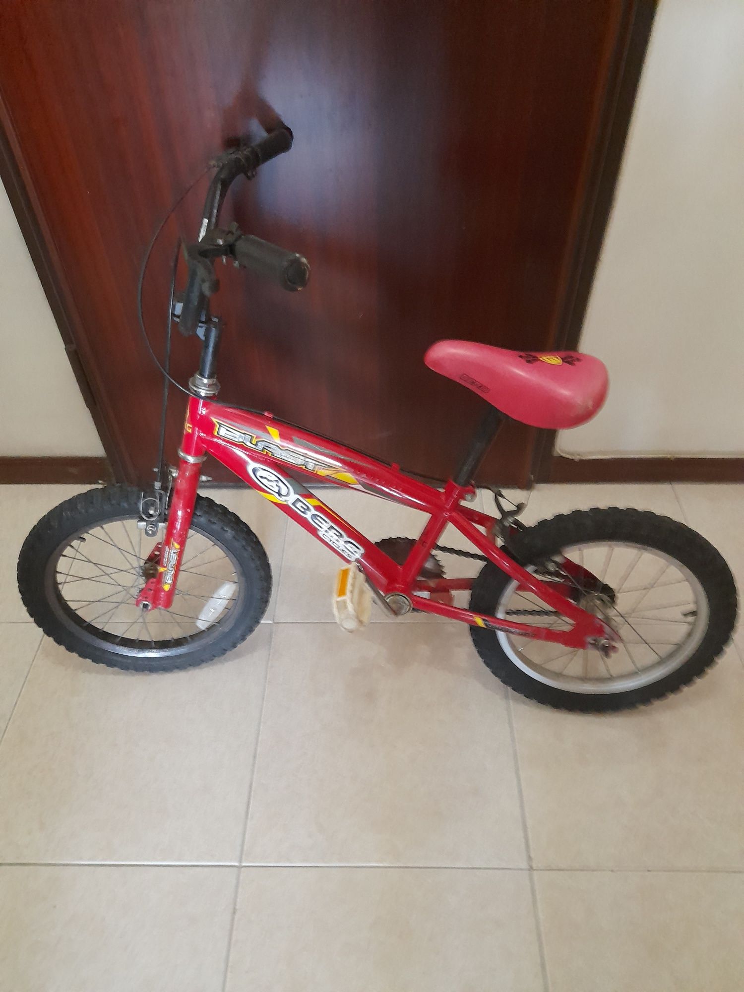 Vendo capacete  e bicicleta Berg