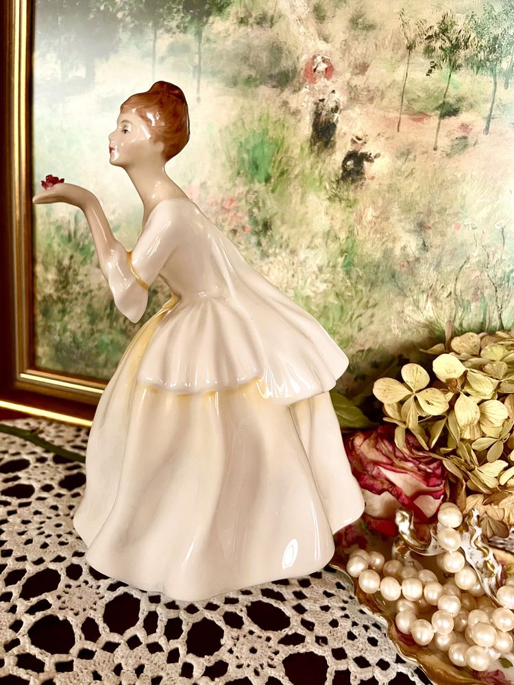 Elegancka ROYAL DOULTON Dama Figurka Kolekcjonerska Porcelanowa Anglia