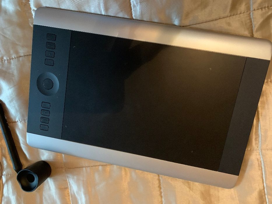 Продам Графический планшет Wacom Intuos Pro M Special Edition (PTH-651
