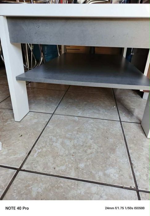 Stolik kawowy w kolorze bialym