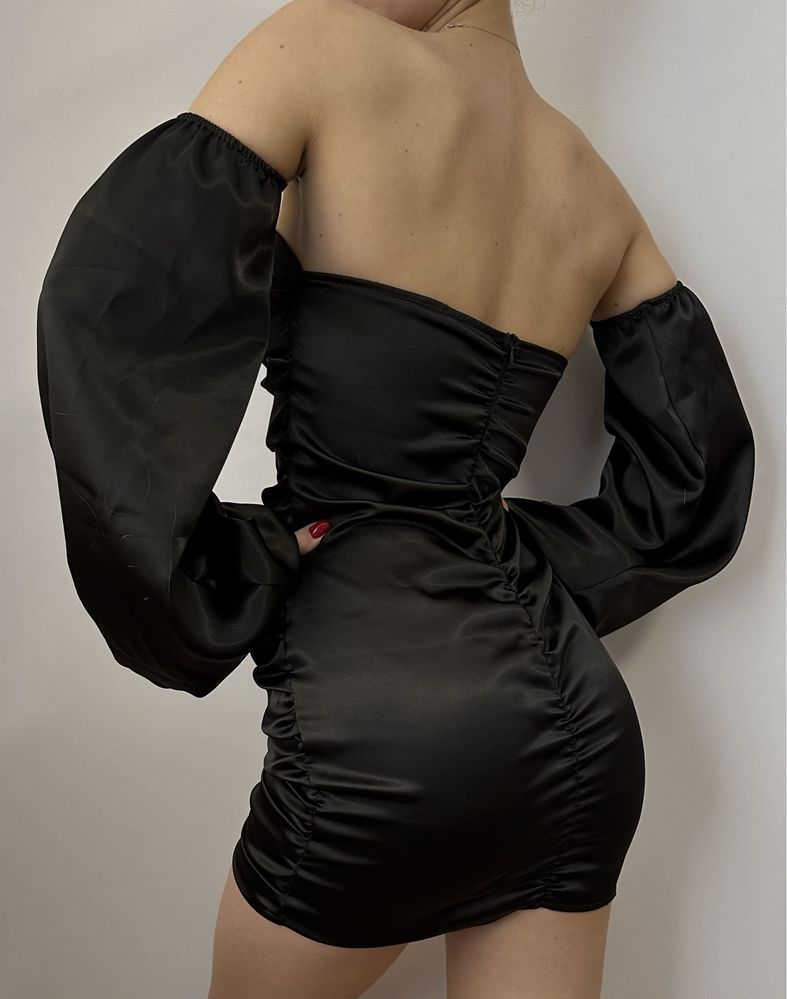 чорна атласна сукня