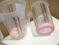 Dzbanek z MIARKĄ KUCHENNY SMUKEE z Gumowaną Podstawą RÓŻOWY 1,5 L.