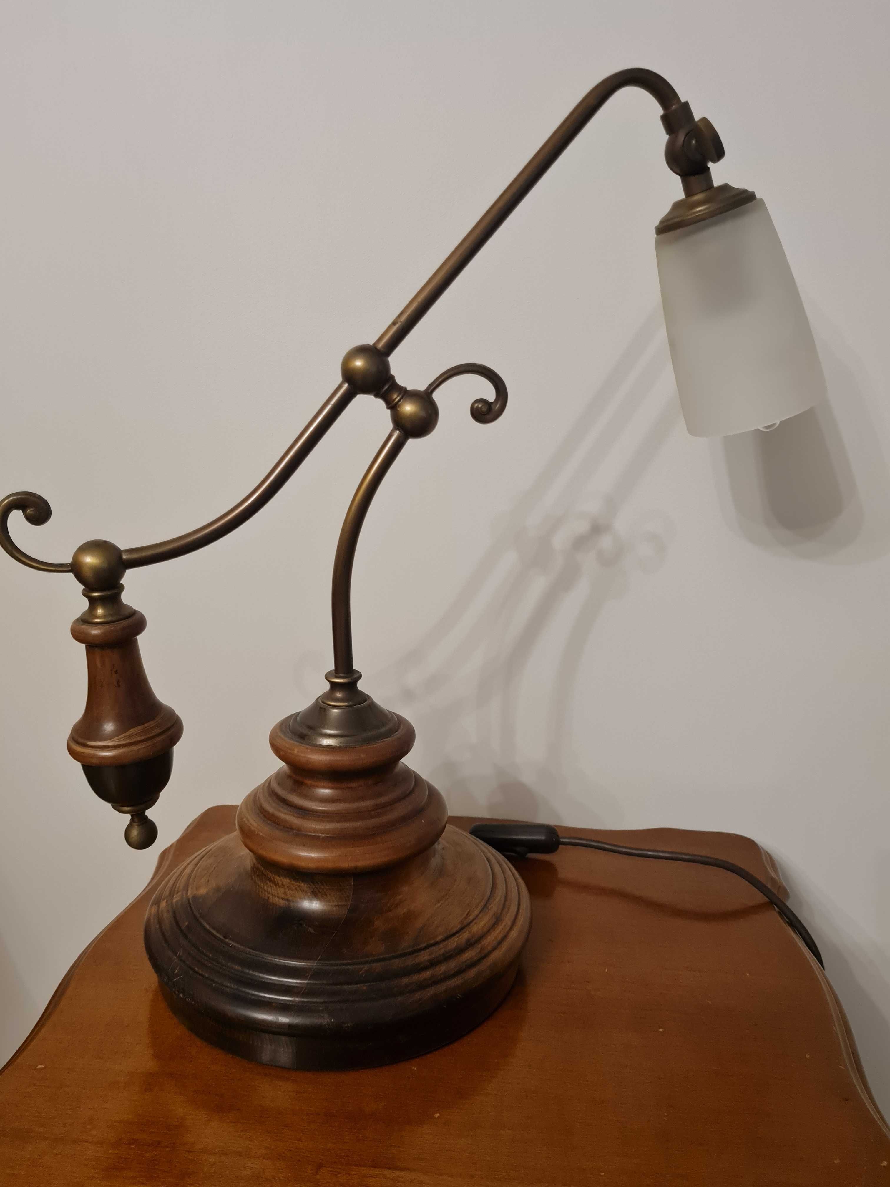 Stylowa lampka vintage z drewna i mosiądzu.
