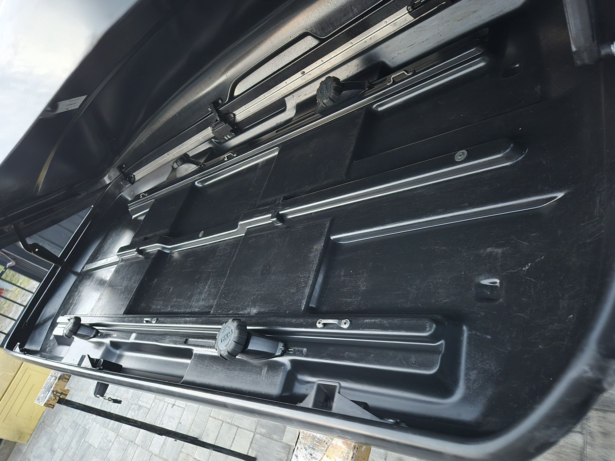 Box dachowy Thule Flow 400l.