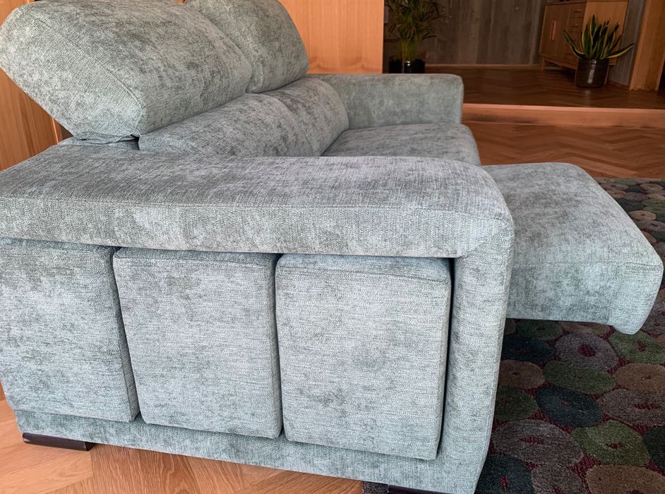 Sofá 2 lugares novo, com extensão para chaise longue e pufe adicional