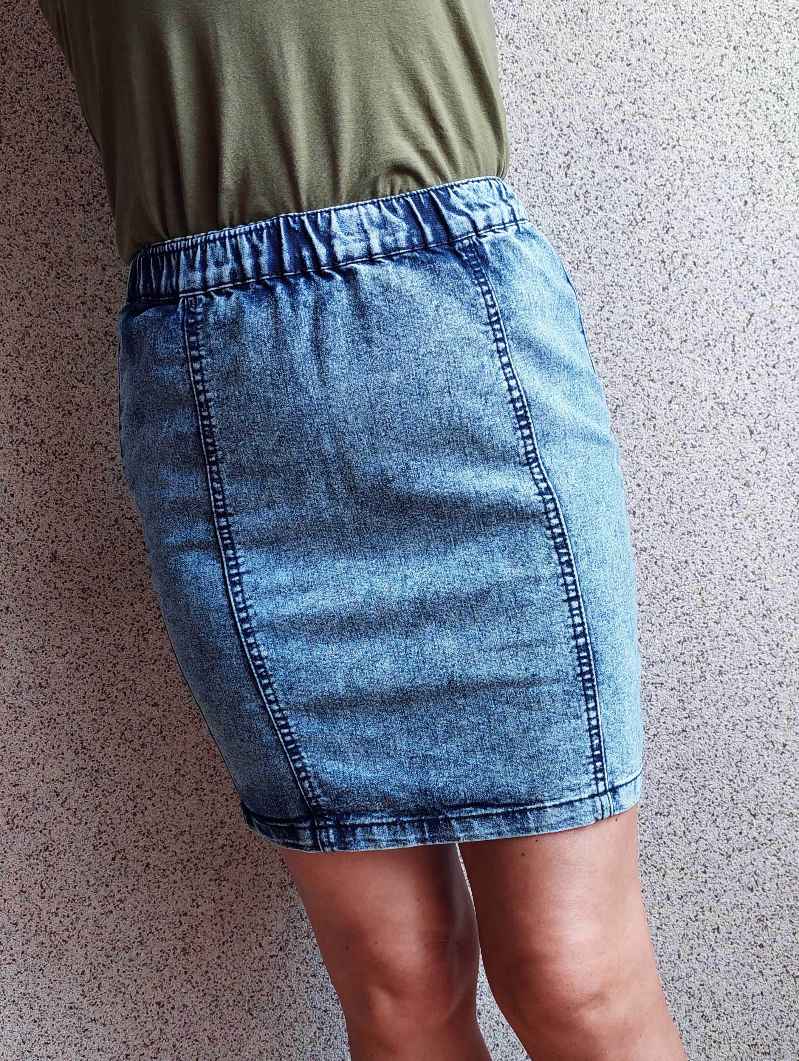 Krótka dopasowana spódnica jeansowa
