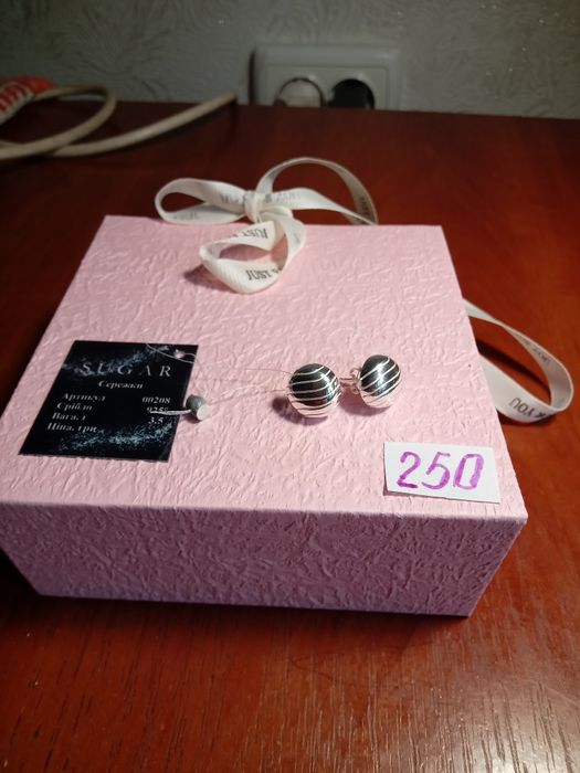 Подарйте срібні сережки жінкам 925 пр