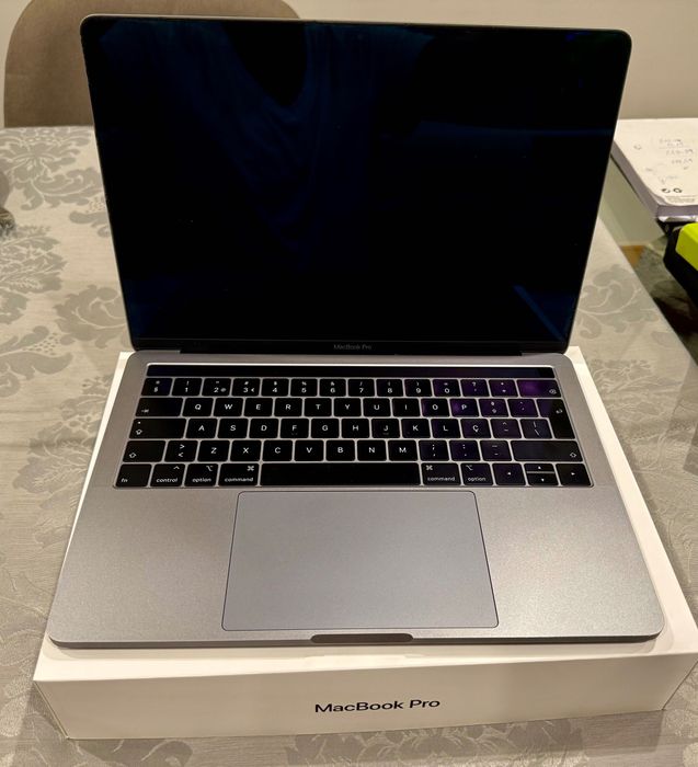 MacBook Pro 13 2018 i5 16GB 500GB Touch Bar como novo