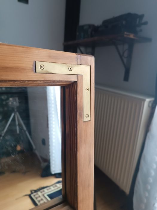 Lustro w drewnianej ramie okiennej