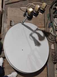 Супутникова антена з трьома головками