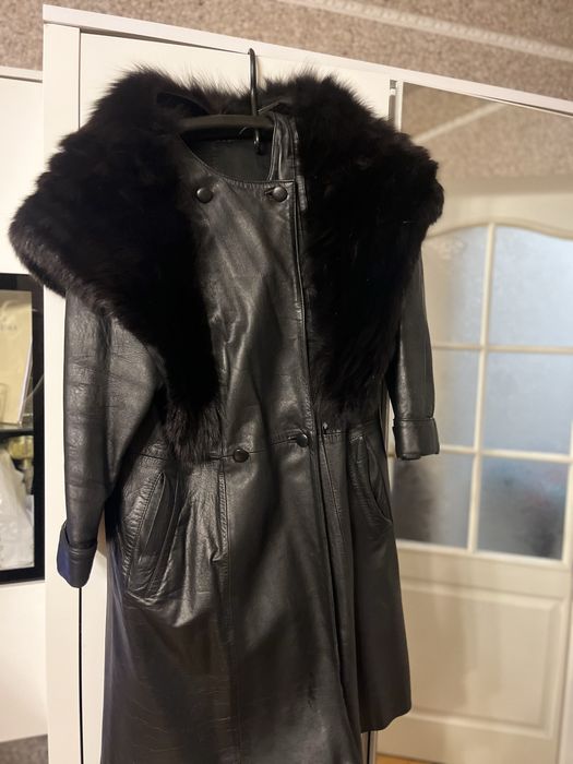 Damski płaszcz skórzany z naturalnym futrem