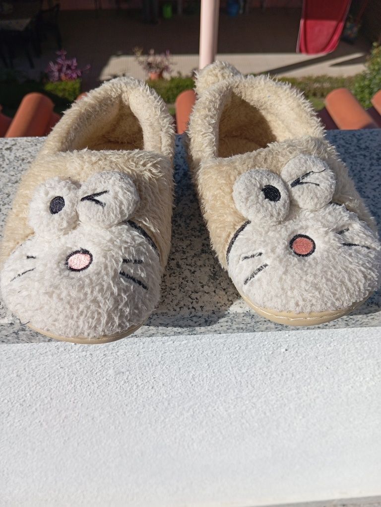 Pantufas 28/29 seminovas