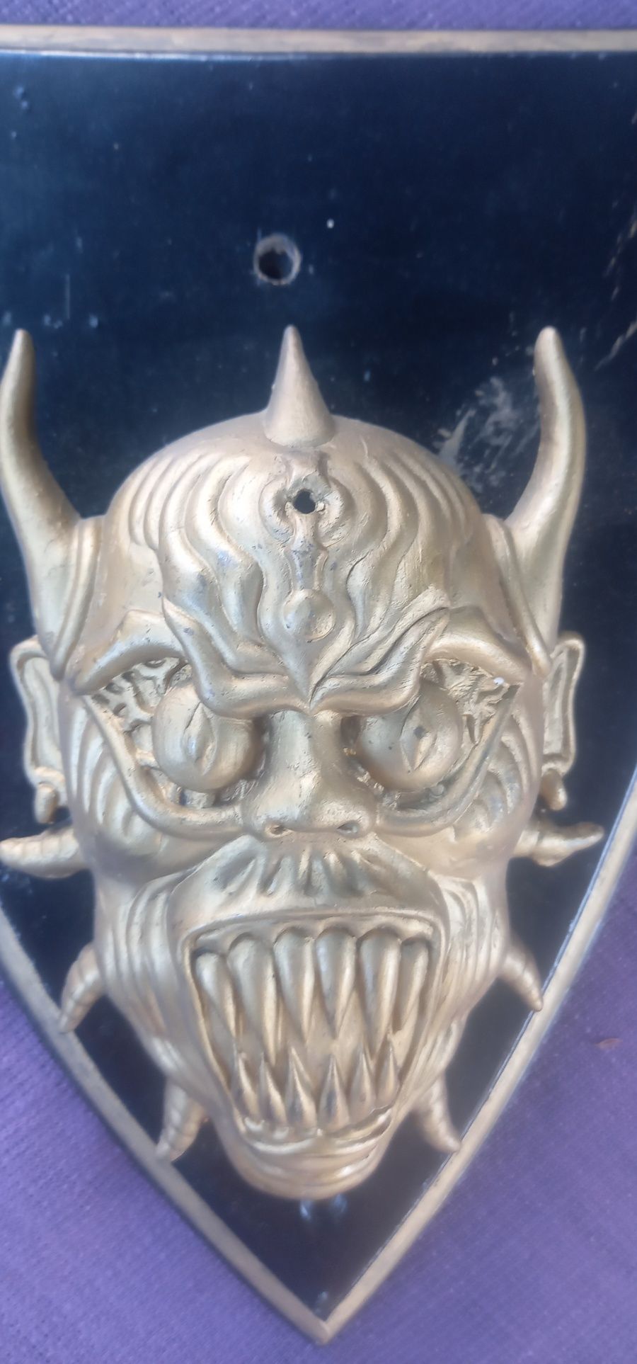 Busto Devil de parede em metal com base de madeira pintada,vintage