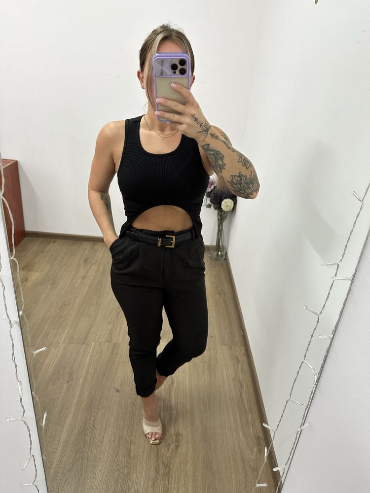 Czarna bluzka prettylittlething