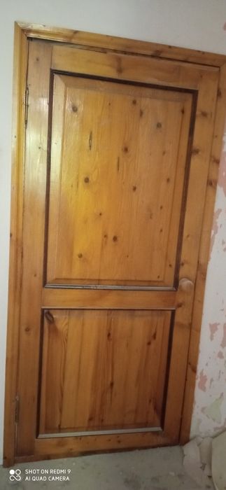 Продам деревяную межкомнатную дверь с коробкой