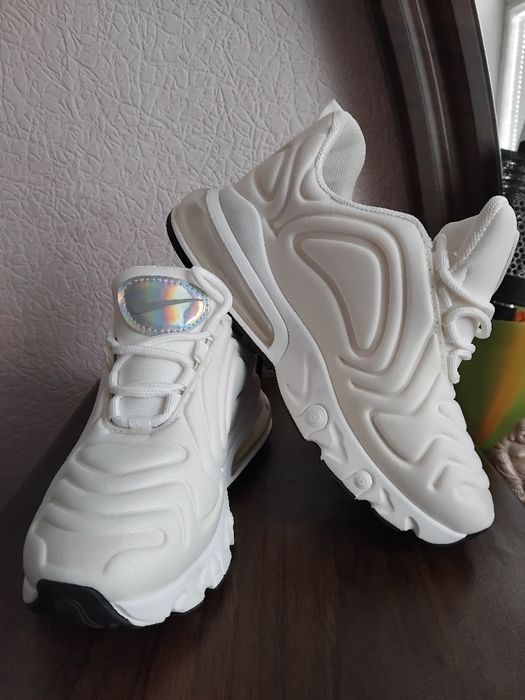 Жіночі білі кросівки