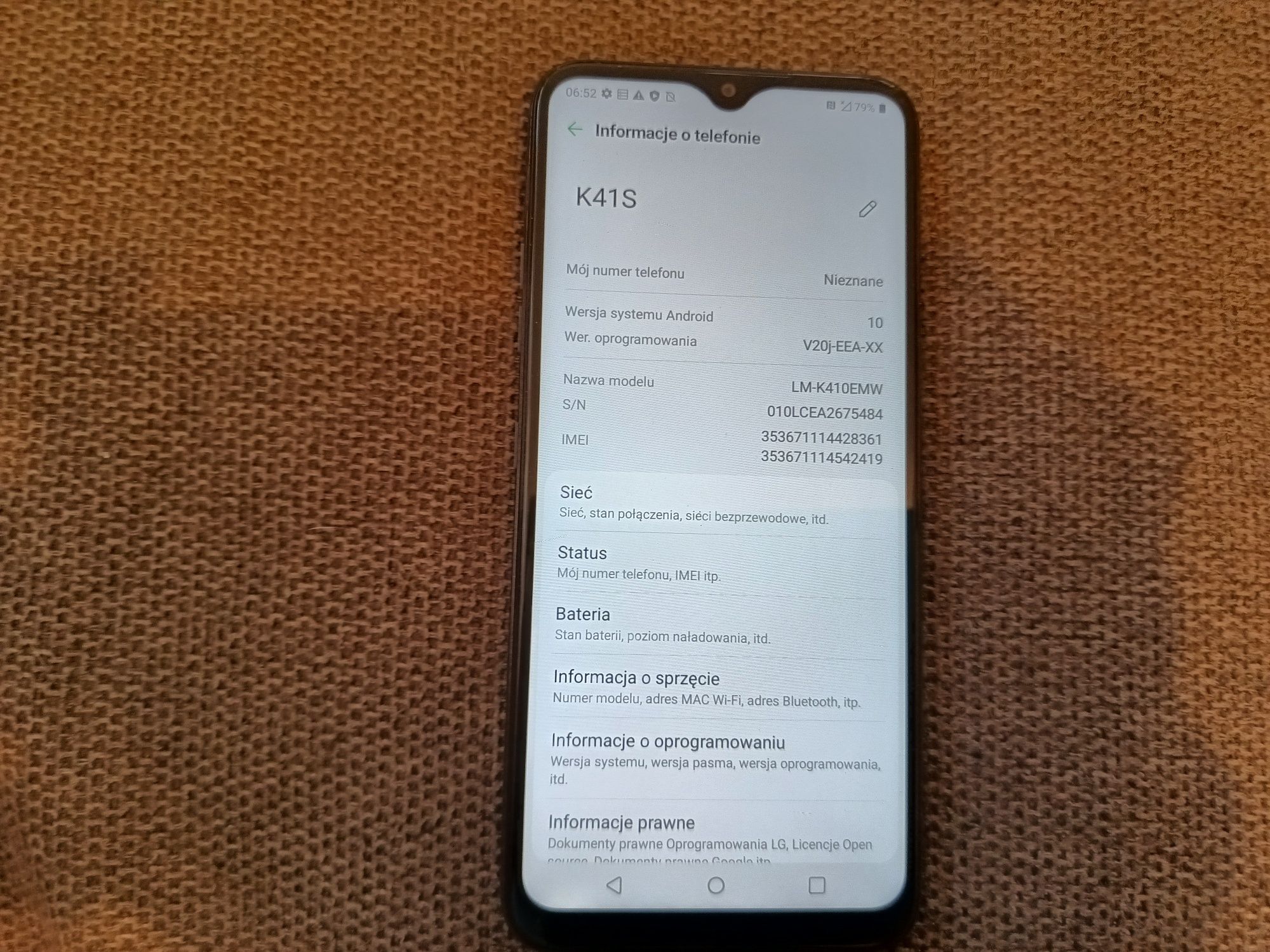 Smartfon od firmy LG model k41s.