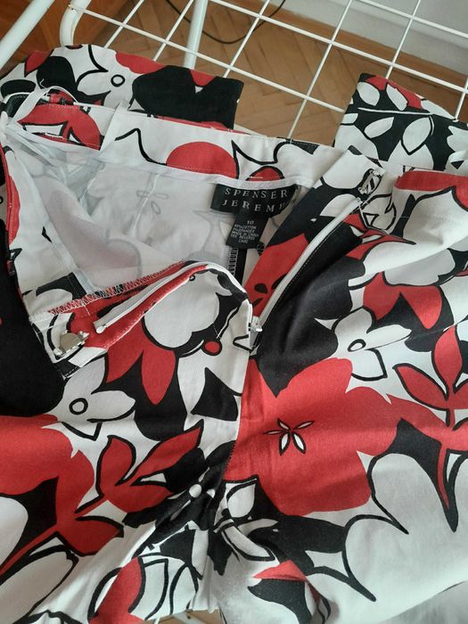 Czarno-biało-czerwone spodnie M, kwiaty krótkie nogawki Spenser Jeremy