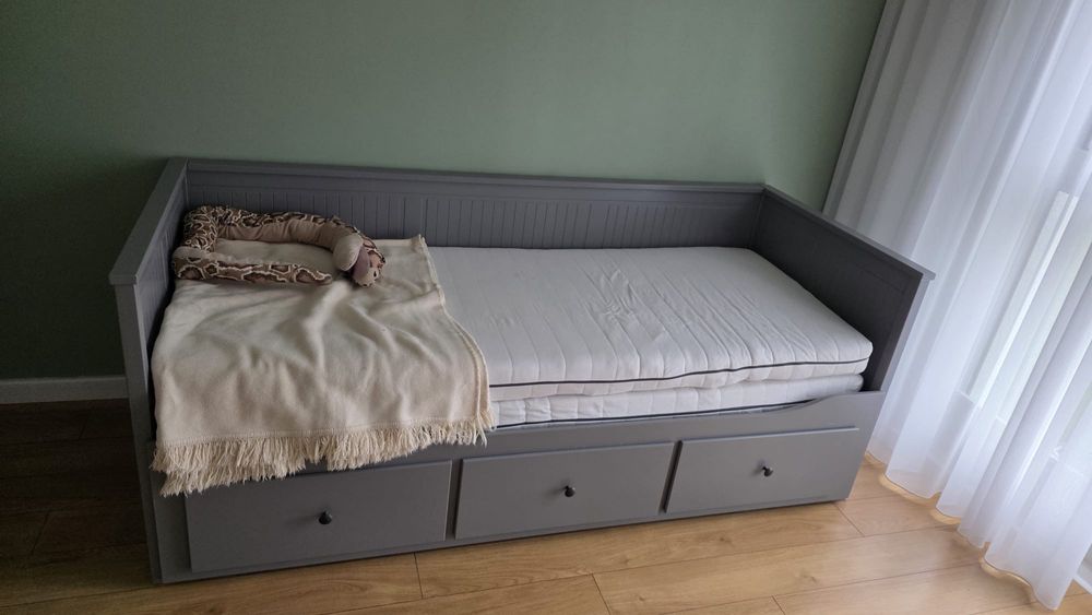 Łóżko leżanka Hemnes z dwoma materacami