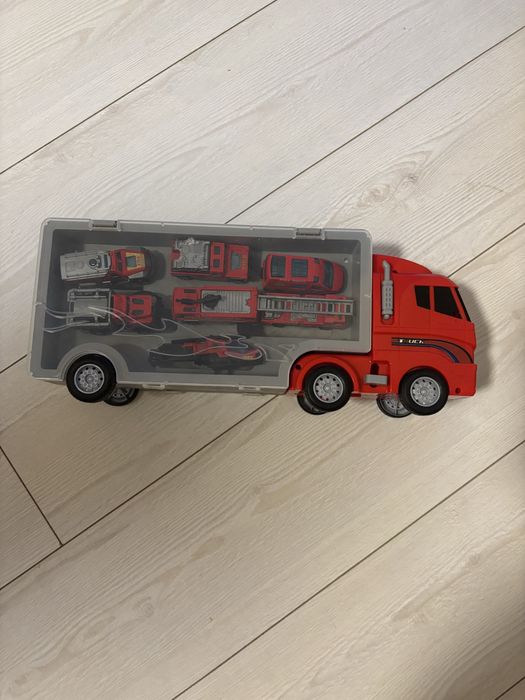 Продам трейлер з машинками