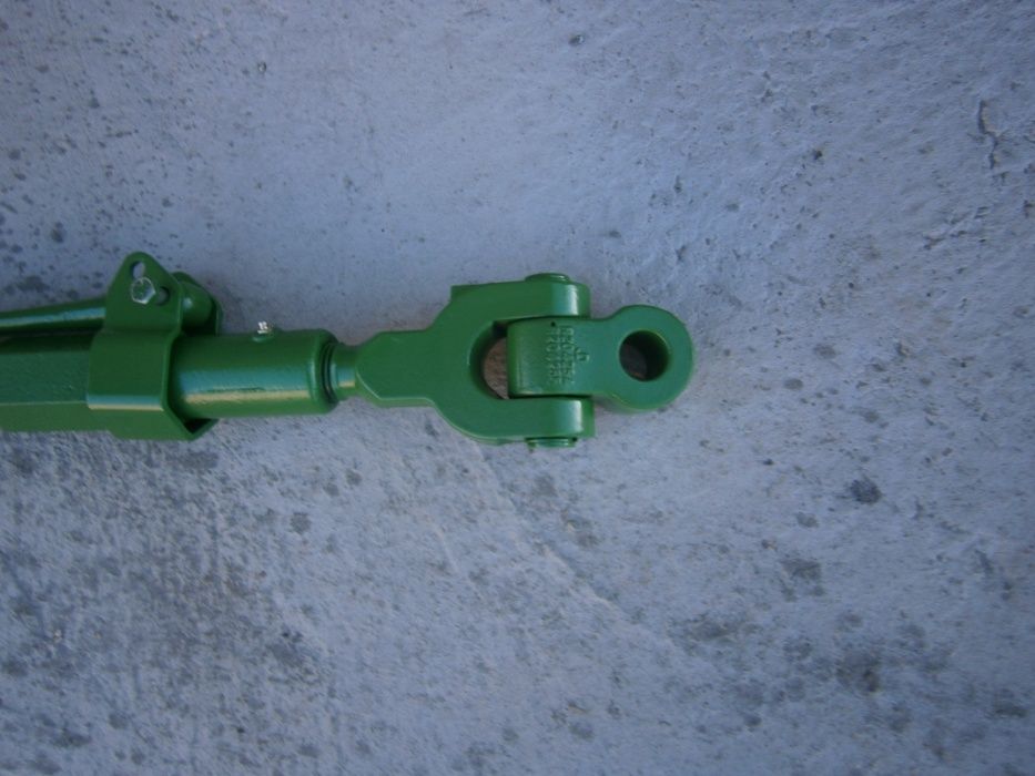 Центральні гвинти навіски трактора John Deere (Джон Дир).