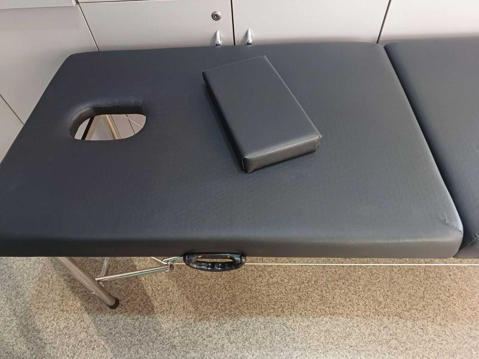 Кушетка масажна косметологічна розкладна отвор під обличчя чорна 772-2