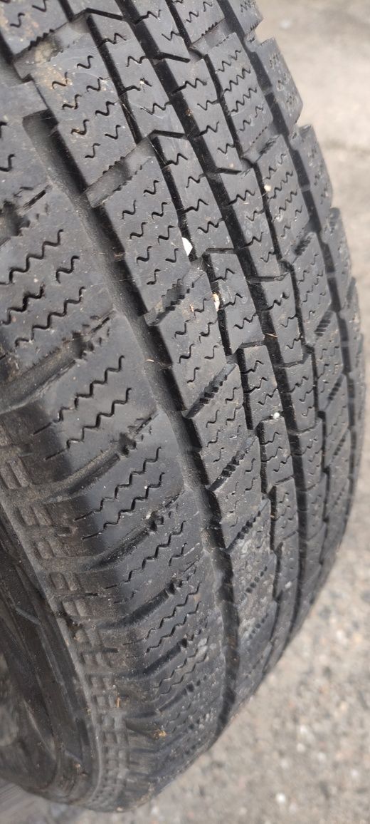 Opony zimowe z 2015r 195/60/16c Hankook 6N