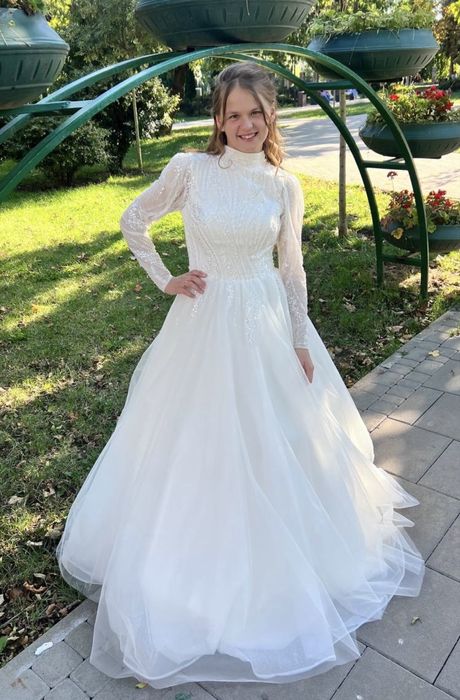 Вишукана весільна сукня з довгими рукавами
