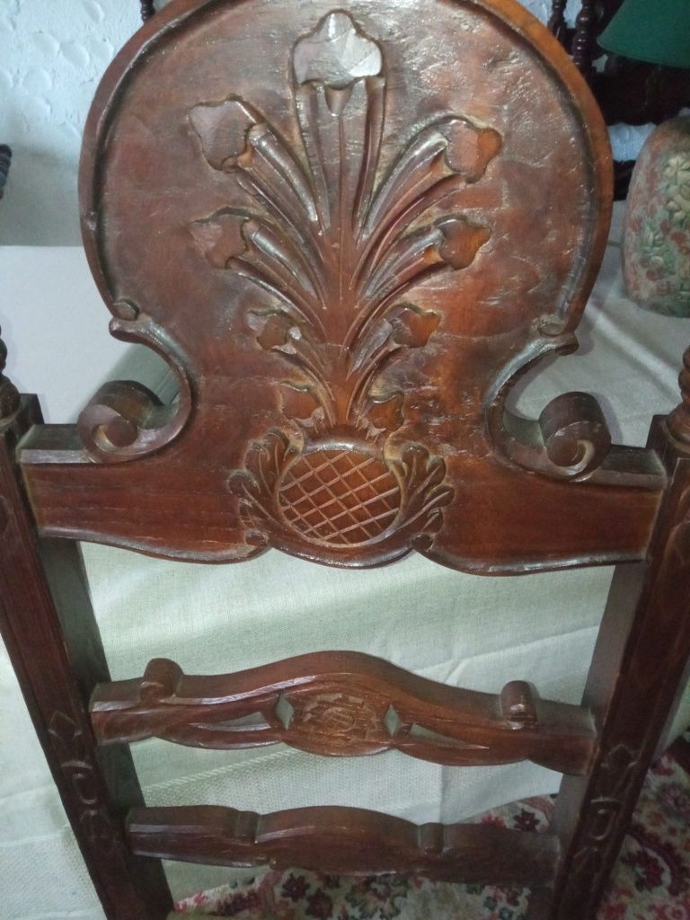 Cadeiras de sala - madeira maciça, estilo antigo.