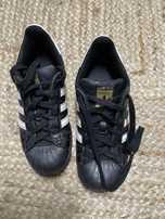 Ténis Adidas Super Star em 2 mão