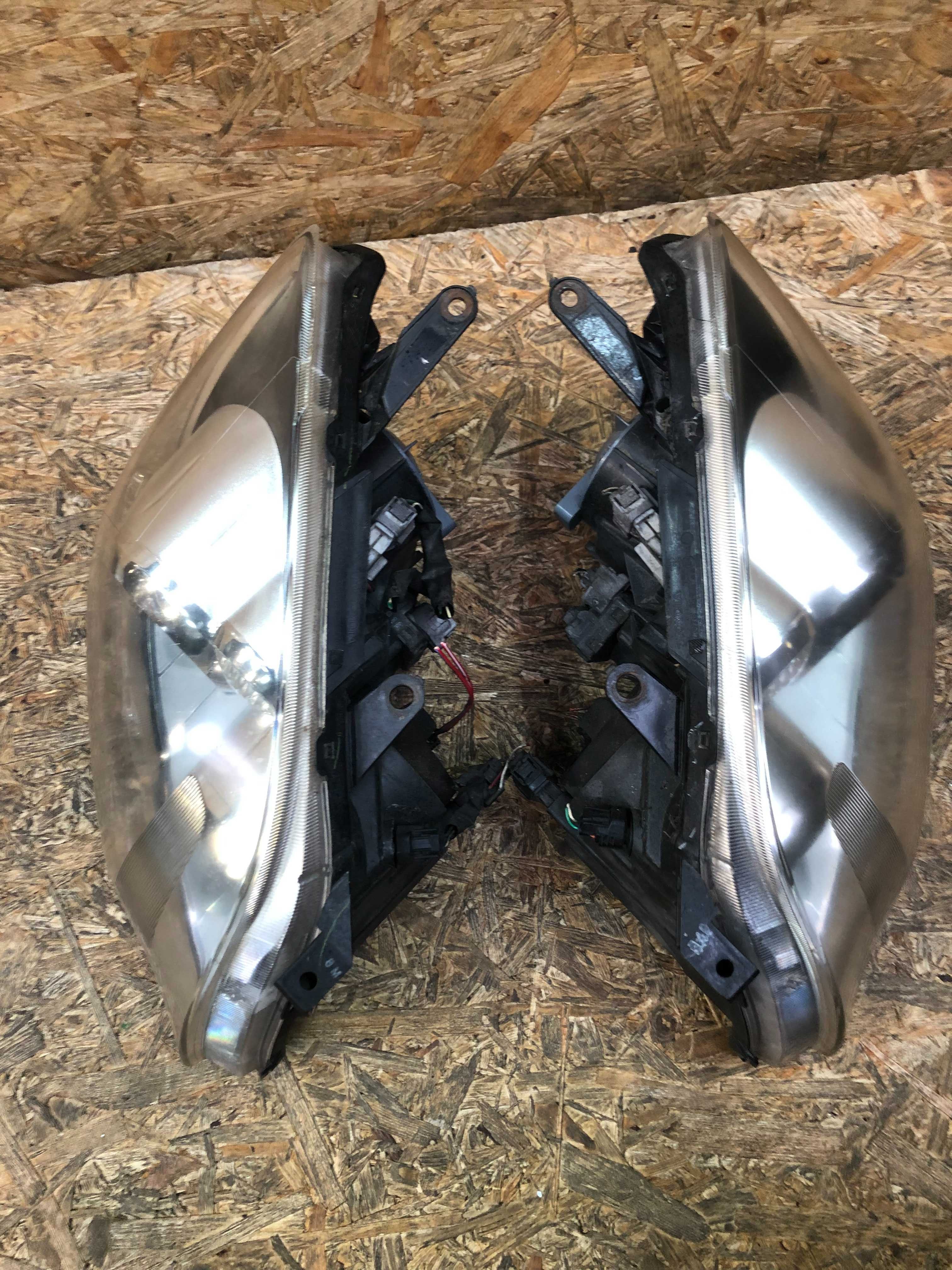 Lampa/reflektor przedni lewy prawy Toyota Avensis T25 lift