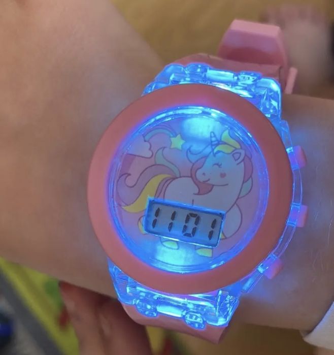 Годинник Ельза(світиться та блимає) дитячий з підсвіткою та єдинороги