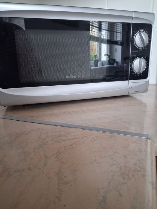 Mikrofalówka Amica mało używaną szara czarna szkło rozmrażanie sprawna