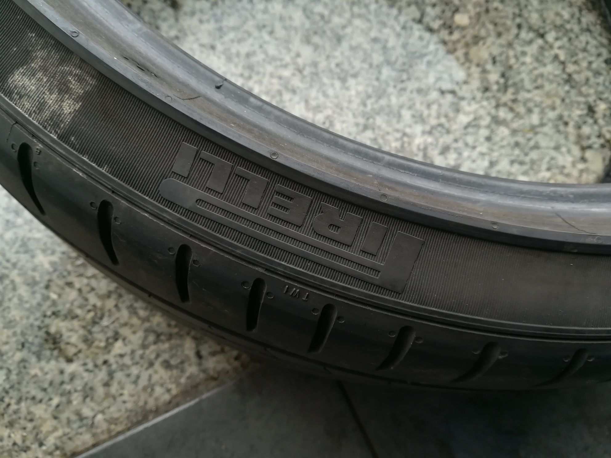 2 pneus 235 35 r19 Pirelli