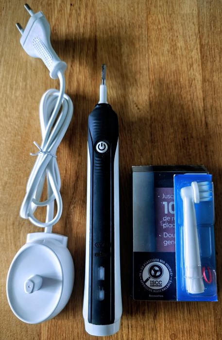 Szczoteczka elektryczna Oral-B PRO 750 czarna + ładowarka + końcówka