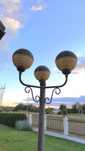 Wysoka, metalowa trójramienna lampa ogrodowa/parkowa