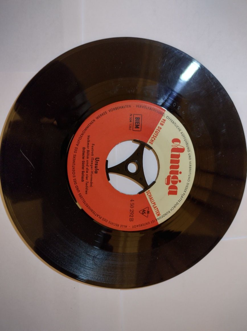 Stara płyta gramofonowa Amiga, średnica około 17 cm