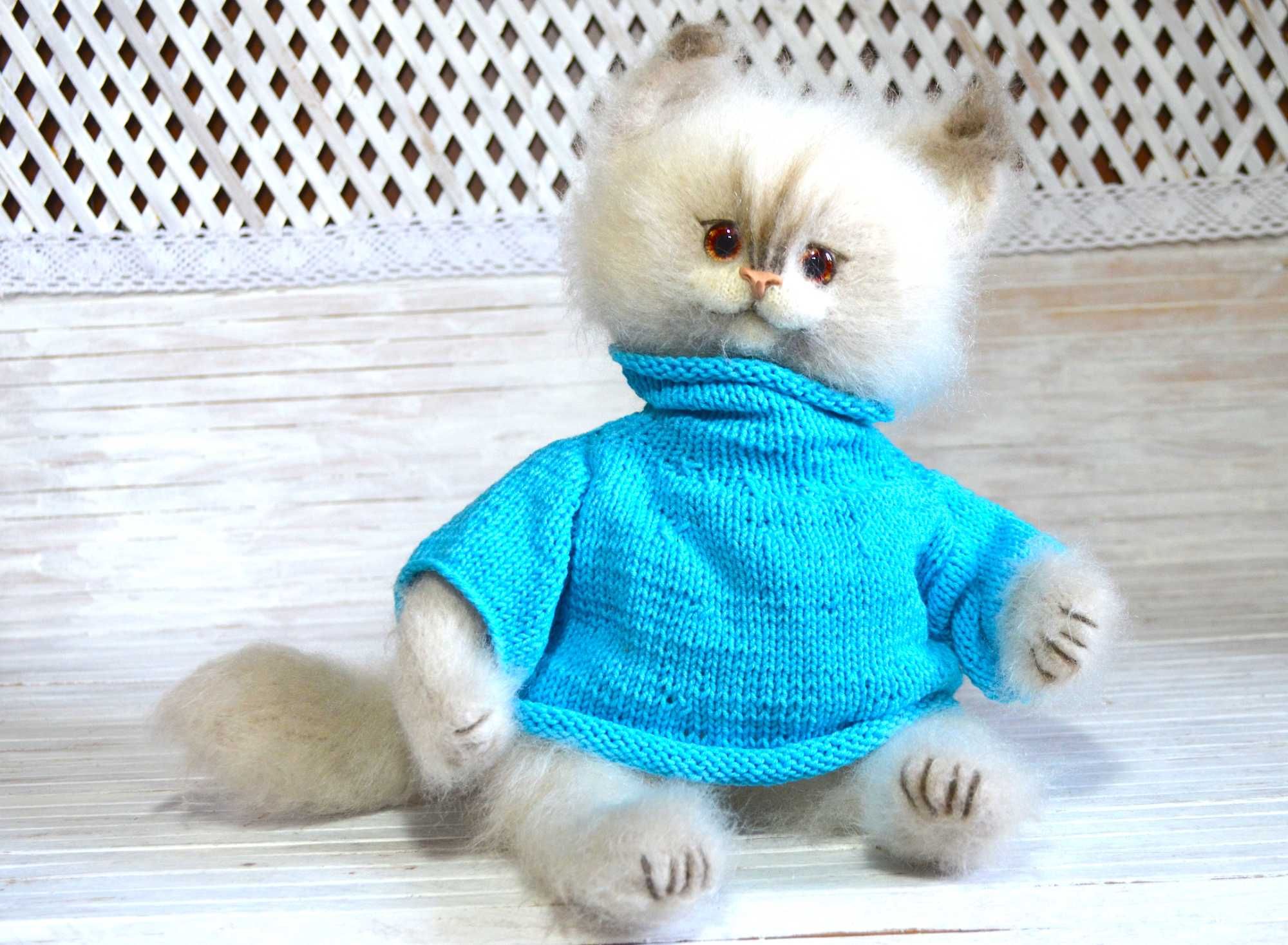 Пушистый кот в свитере и шарфе, декоративная игрушка
