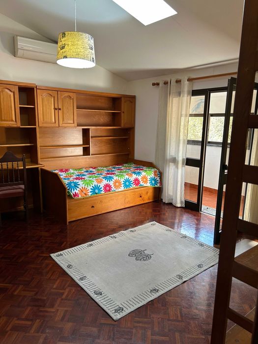 Arrendo quarto muito espaçoso