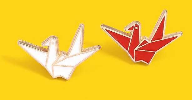 Pin przypinka znaczek badge żuraw origami, biały, czerwony.