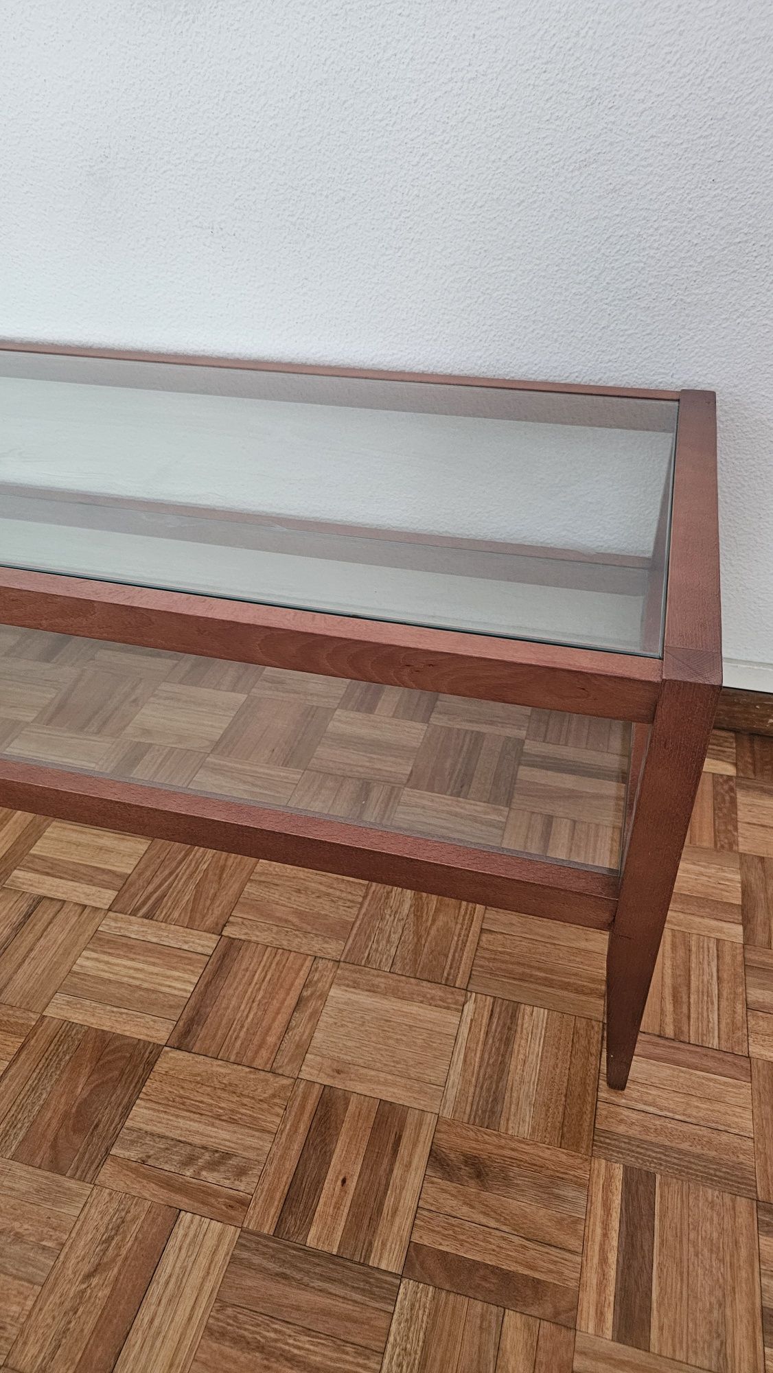 Mesa de centro em madeira com vidro