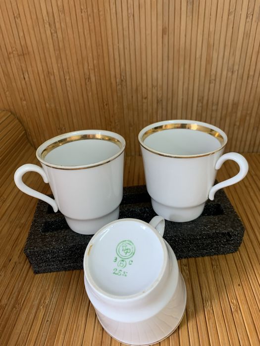 Керамічні вироби,рюмки,блюдо металеве.