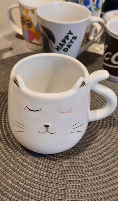 Biały złocony kubek kotek