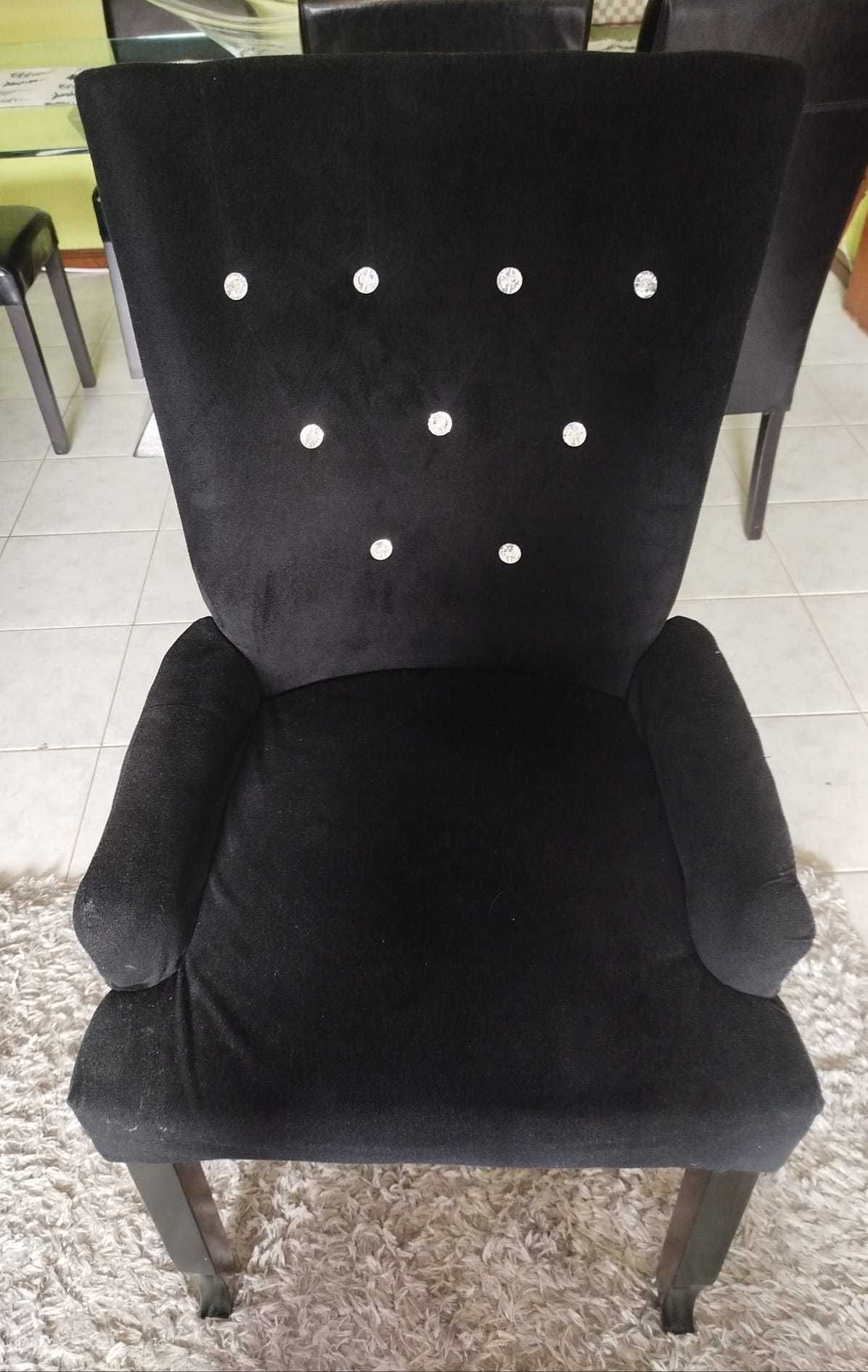 Cadeira de sala em veludo preto e cristais.