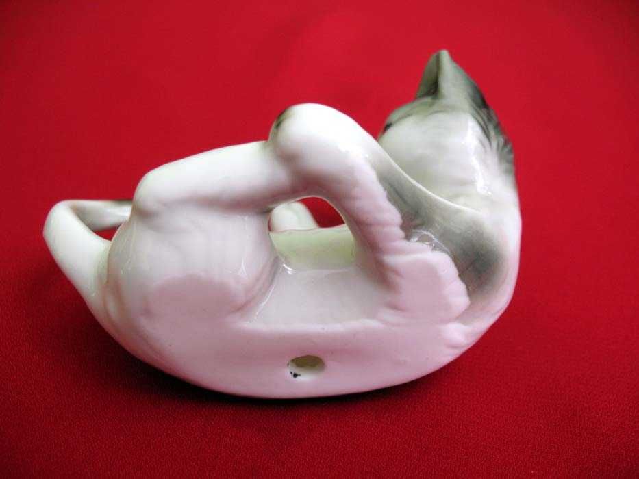 Kot - zabawny kociak bawi się ogonem - 6 x 9 x 5 cm Porcelana