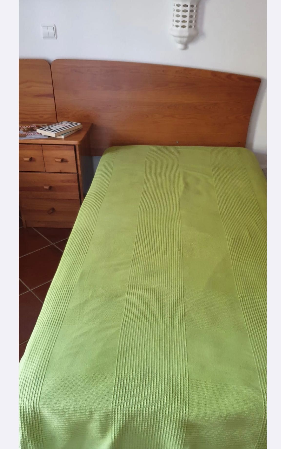 Cabeceira cama com mesinha de cabeceira em Madeira maciça
