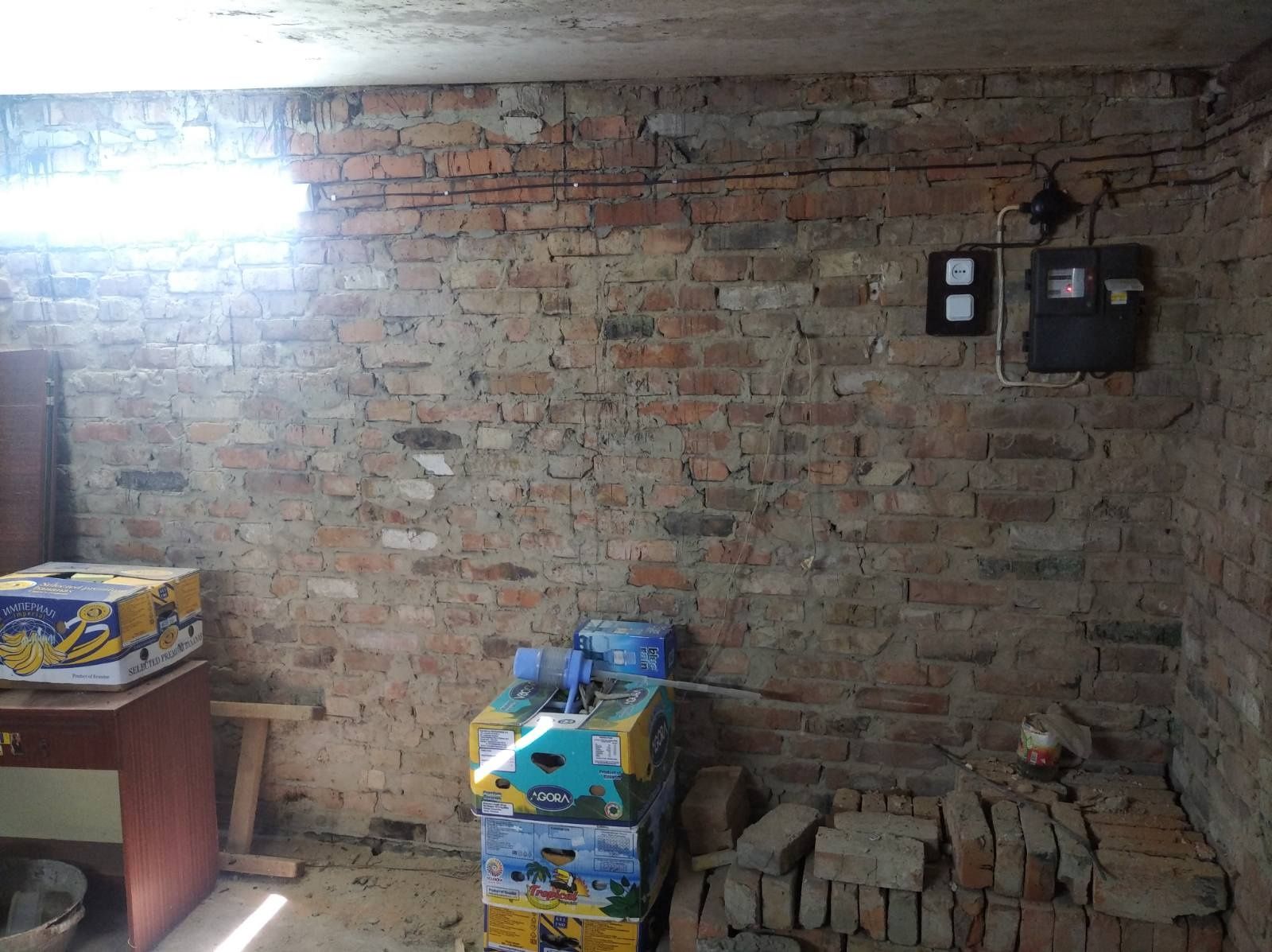 Гараж з погребом та оглядовою ямою.