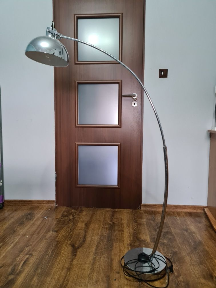 Lampa podłogowa w kolorze srebrnym