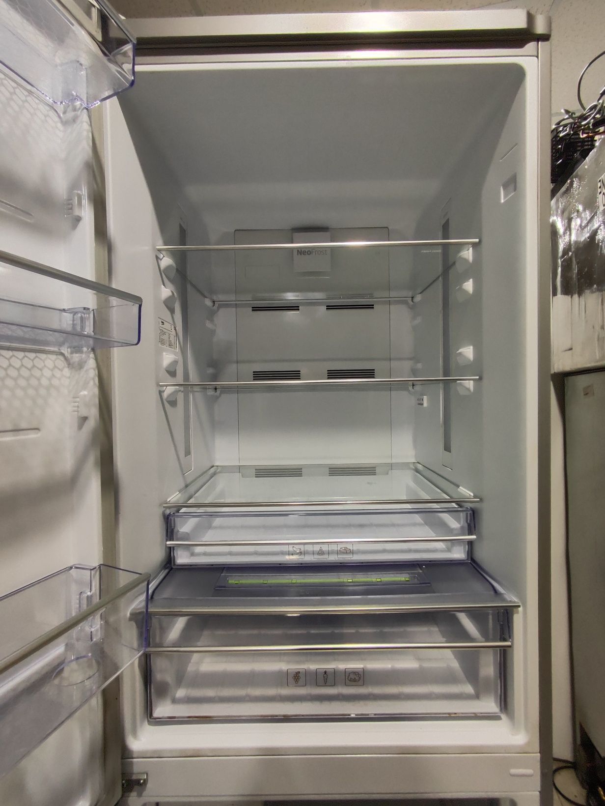 Вмісткий холодильник Beko скло No Frost  з Європи