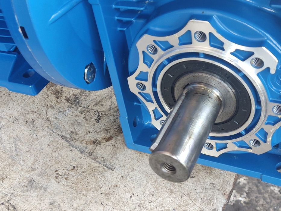 мотор-редуктор NMRV090 на 47, 56, 70, 93, 140 об/мин 4 кВт 500 Н.м.